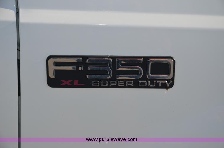 image for item 6043 2004 Ford F350 service truck