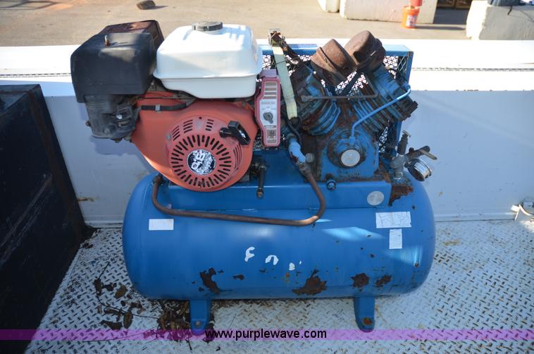 image for item 6043 2004 Ford F350 service truck