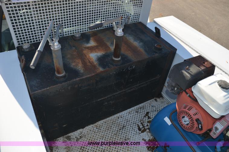 image for item 6043 2004 Ford F350 service truck