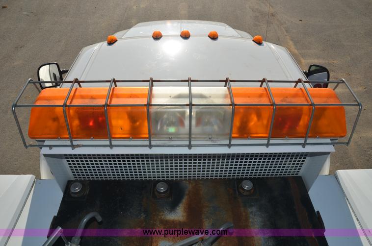 image for item 6043 2004 Ford F350 service truck