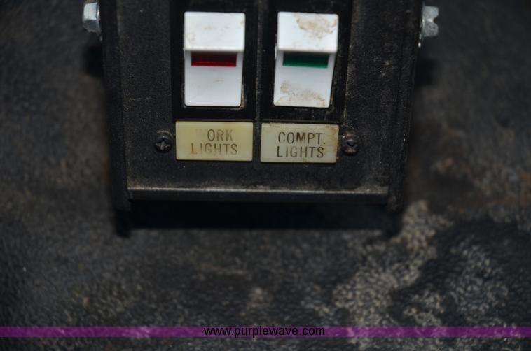 image for item 6043 2004 Ford F350 service truck