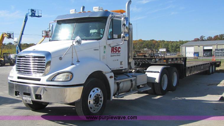 image for item A5008 2005 Freightliner Columbia semi truck