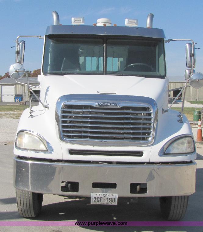 image for item A5008 2005 Freightliner Columbia semi truck