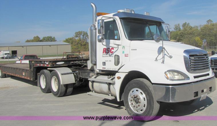 image for item A5008 2005 Freightliner Columbia semi truck