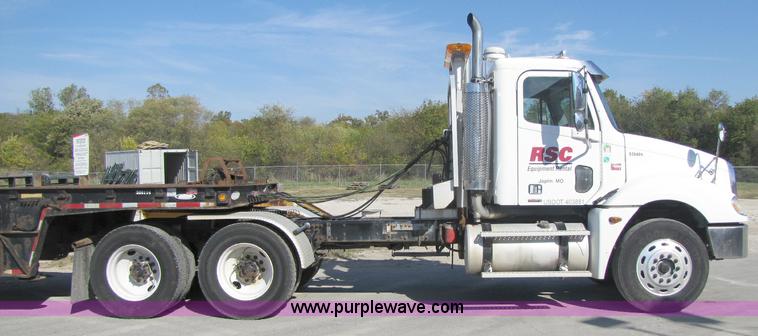 image for item A5008 2005 Freightliner Columbia semi truck