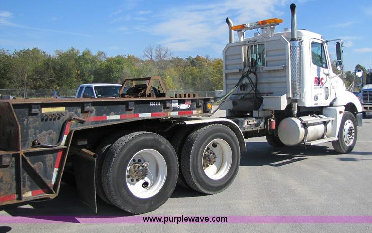 image for item A5008 2005 Freightliner Columbia semi truck