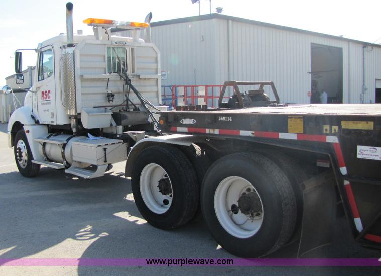 image for item A5008 2005 Freightliner Columbia semi truck