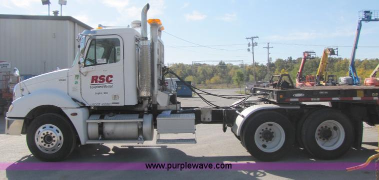 image for item A5008 2005 Freightliner Columbia semi truck