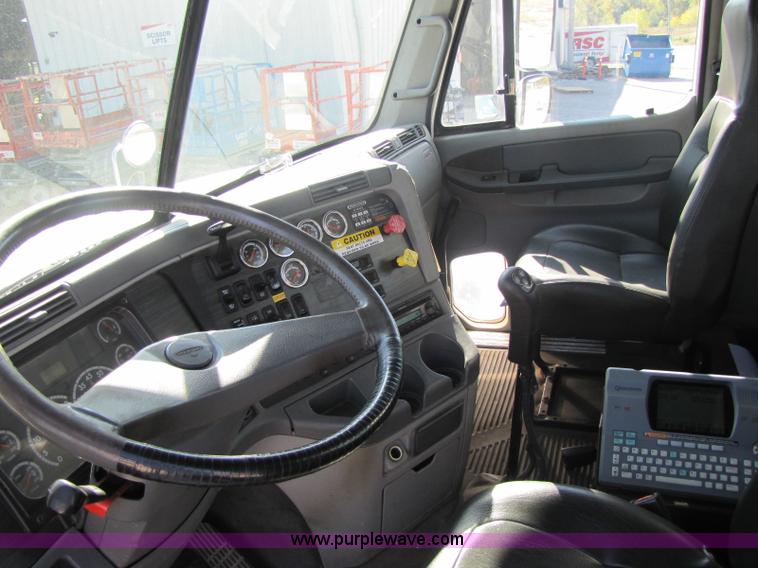 image for item A5008 2005 Freightliner Columbia semi truck