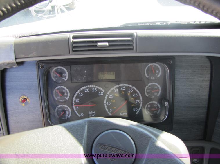 image for item A5008 2005 Freightliner Columbia semi truck