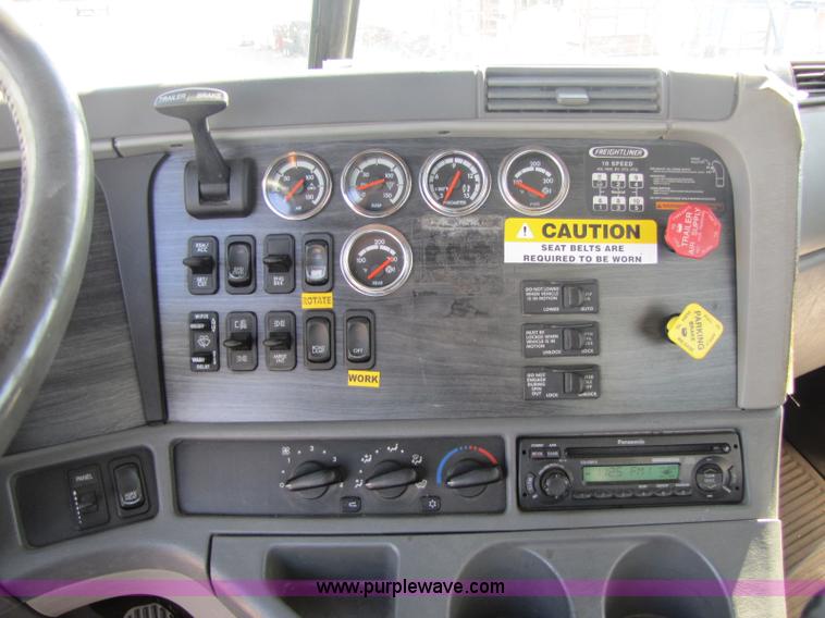 image for item A5008 2005 Freightliner Columbia semi truck