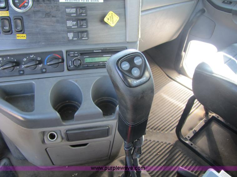 image for item A5008 2005 Freightliner Columbia semi truck