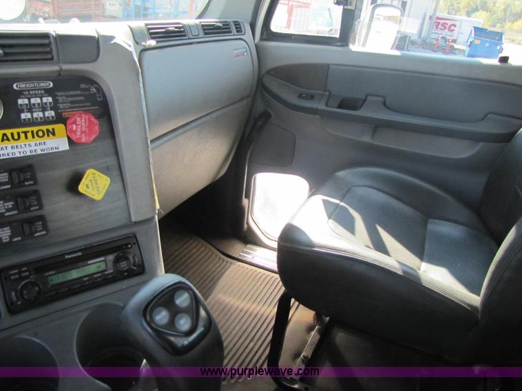 image for item A5008 2005 Freightliner Columbia semi truck