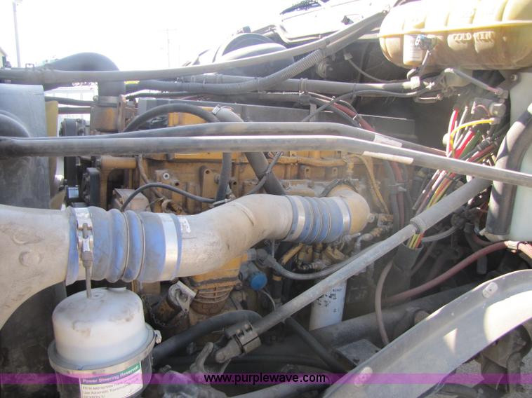 image for item A5008 2005 Freightliner Columbia semi truck