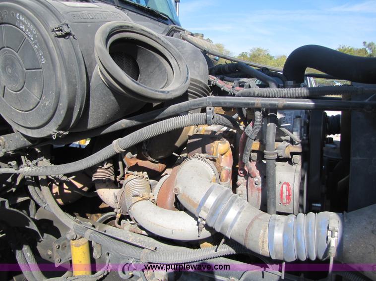 image for item A5008 2005 Freightliner Columbia semi truck