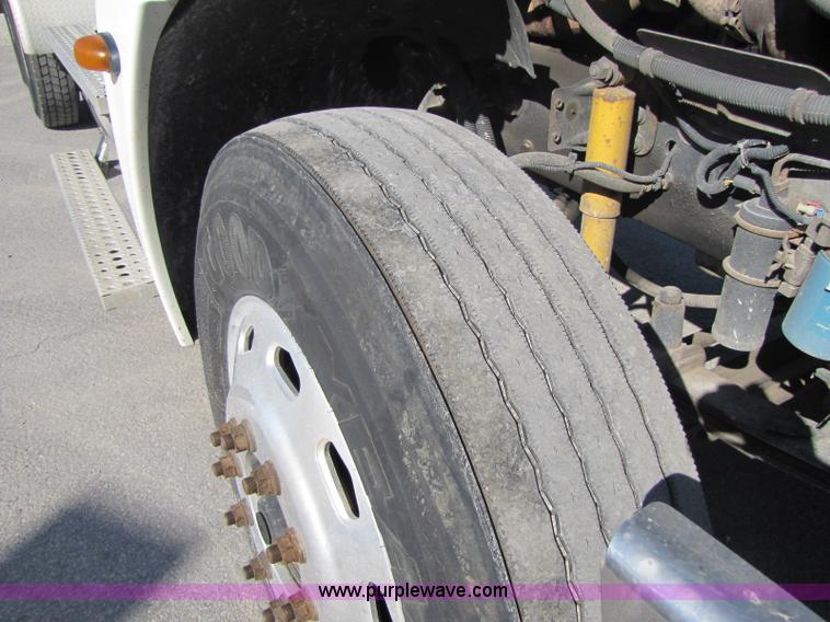 image for item A5008 2005 Freightliner Columbia semi truck