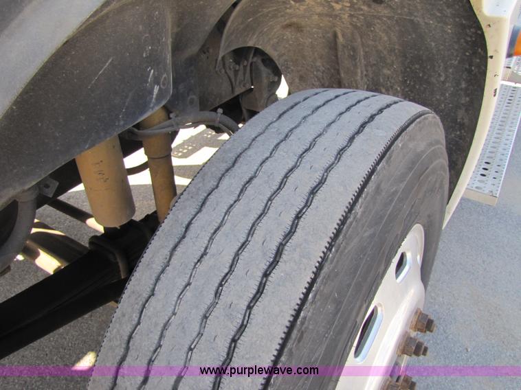 image for item A5008 2005 Freightliner Columbia semi truck