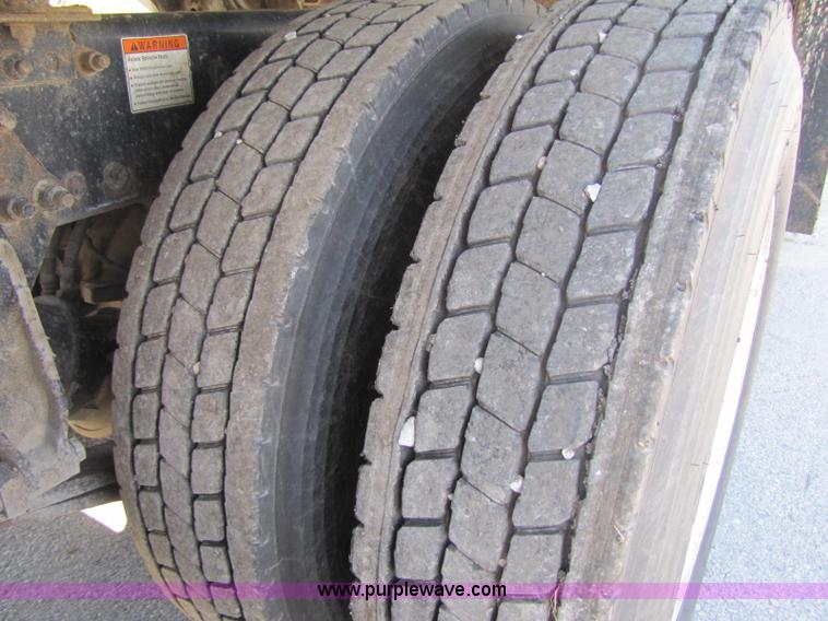 image for item A5008 2005 Freightliner Columbia semi truck