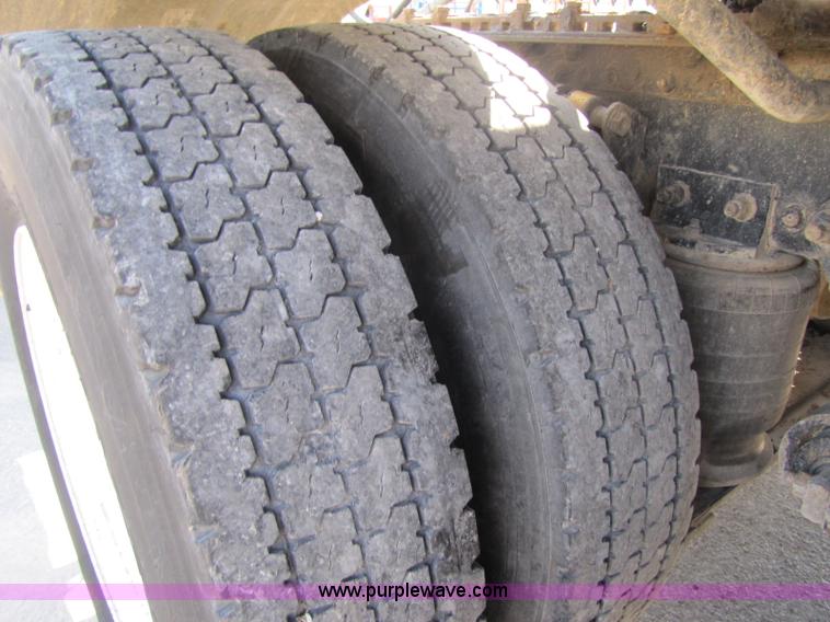 image for item A5008 2005 Freightliner Columbia semi truck