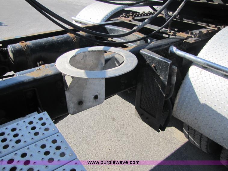 image for item A5008 2005 Freightliner Columbia semi truck