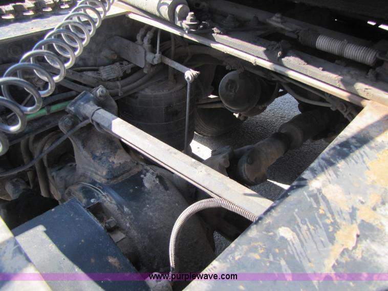 image for item A5008 2005 Freightliner Columbia semi truck