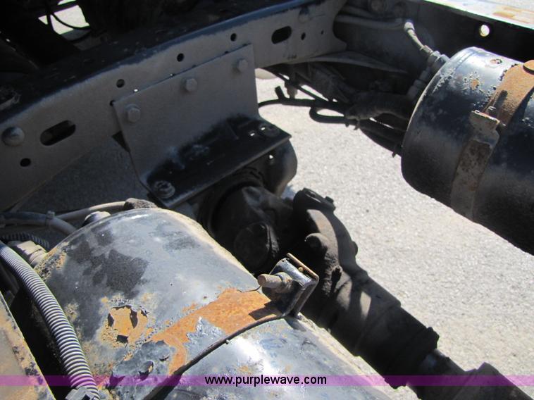 image for item A5008 2005 Freightliner Columbia semi truck