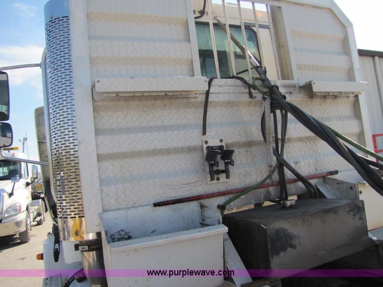 image for item A5008 2005 Freightliner Columbia semi truck