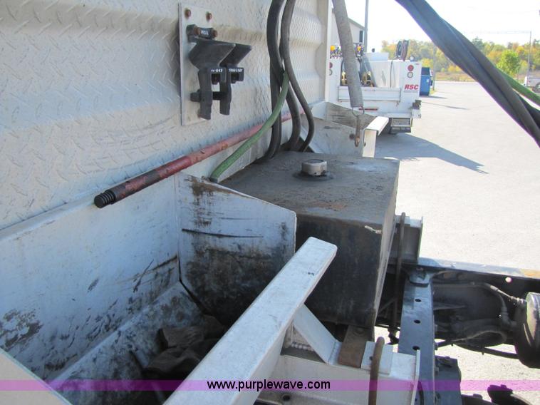 image for item A5008 2005 Freightliner Columbia semi truck