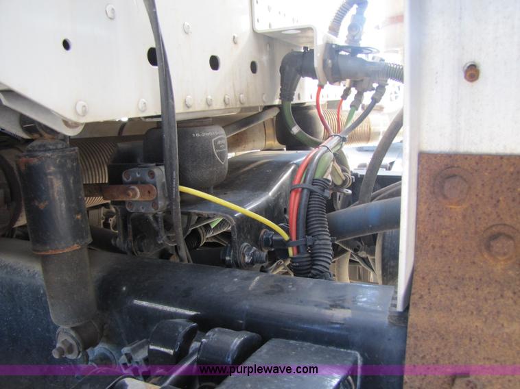 image for item A5008 2005 Freightliner Columbia semi truck