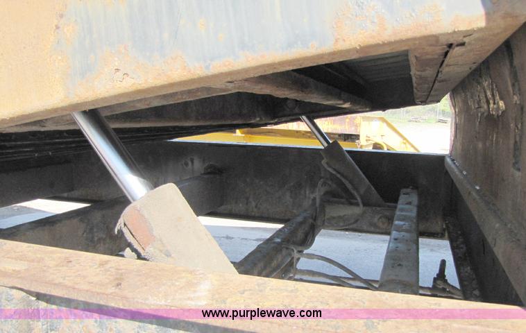 image for item A5011 2005 Ledwell hydraulic dove tail trailer