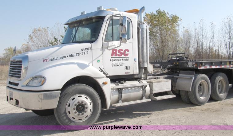 image for item B5025 2005 Freightliner Columbia semi truck