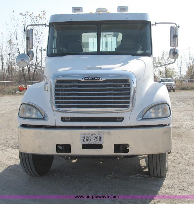 image for item B5025 2005 Freightliner Columbia semi truck