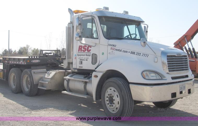 image for item B5025 2005 Freightliner Columbia semi truck