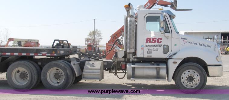 image for item B5025 2005 Freightliner Columbia semi truck