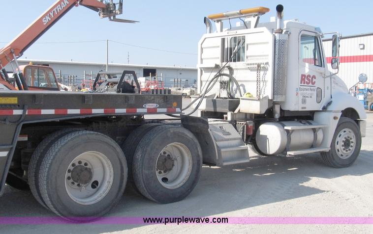 image for item B5025 2005 Freightliner Columbia semi truck