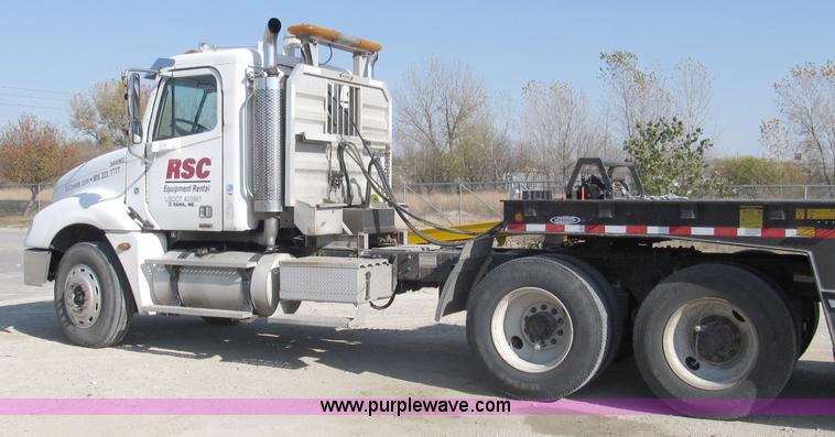 image for item B5025 2005 Freightliner Columbia semi truck