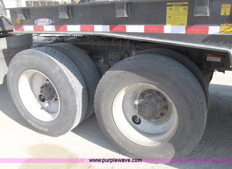 image for item B5025 2005 Freightliner Columbia semi truck