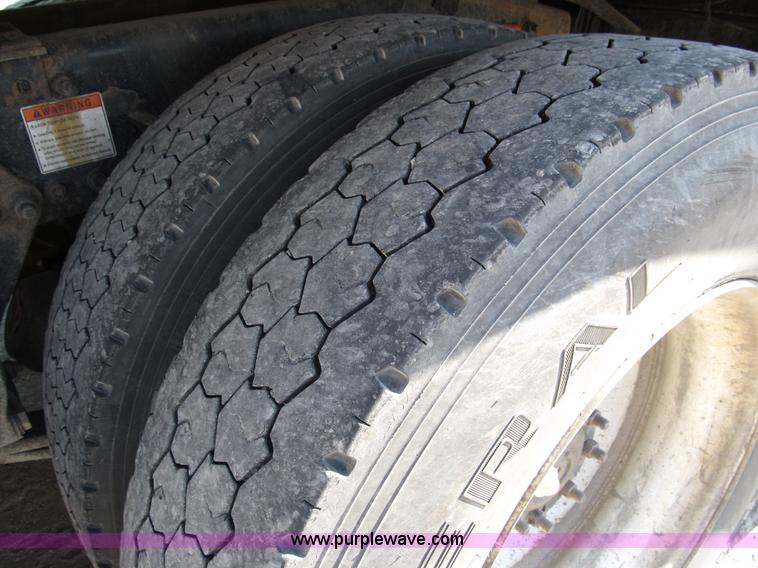 image for item B5025 2005 Freightliner Columbia semi truck