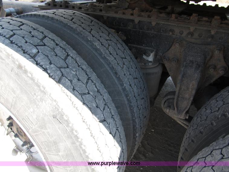 image for item B5025 2005 Freightliner Columbia semi truck