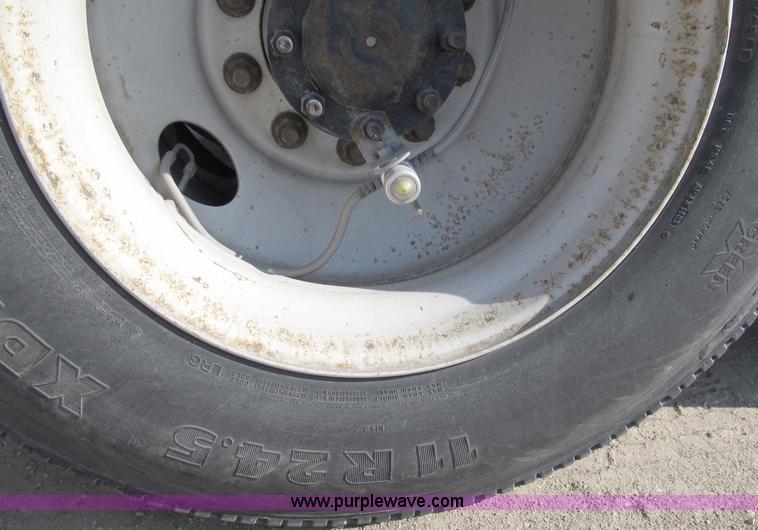 image for item B5025 2005 Freightliner Columbia semi truck