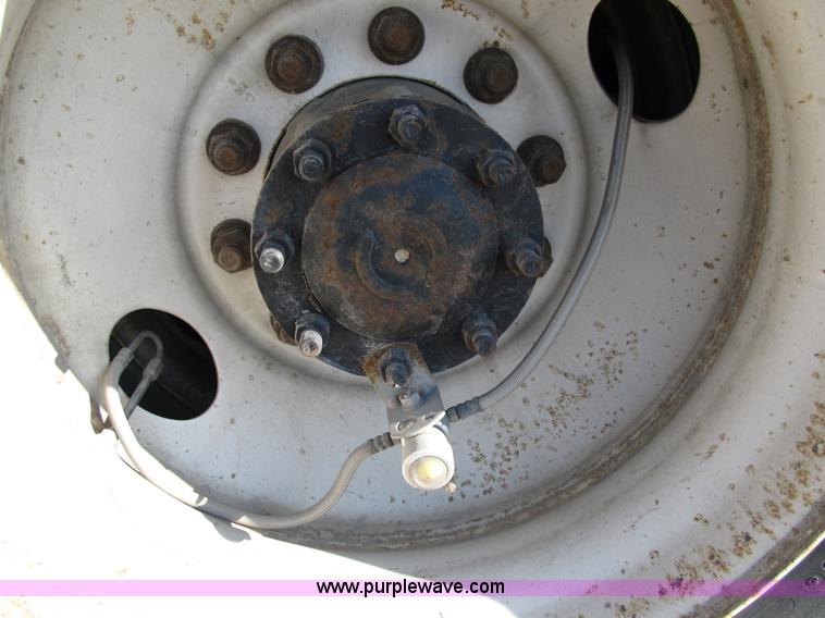 image for item B5025 2005 Freightliner Columbia semi truck