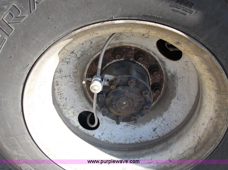 image for item B5025 2005 Freightliner Columbia semi truck