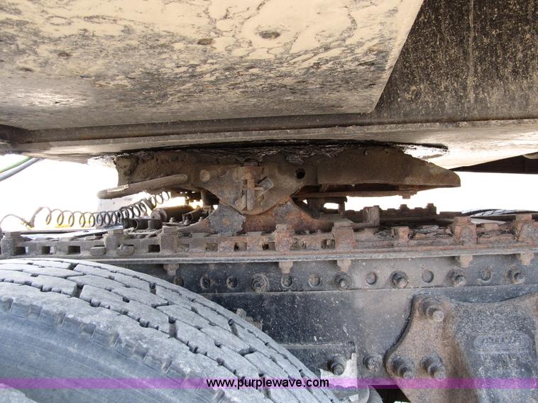 image for item B5025 2005 Freightliner Columbia semi truck