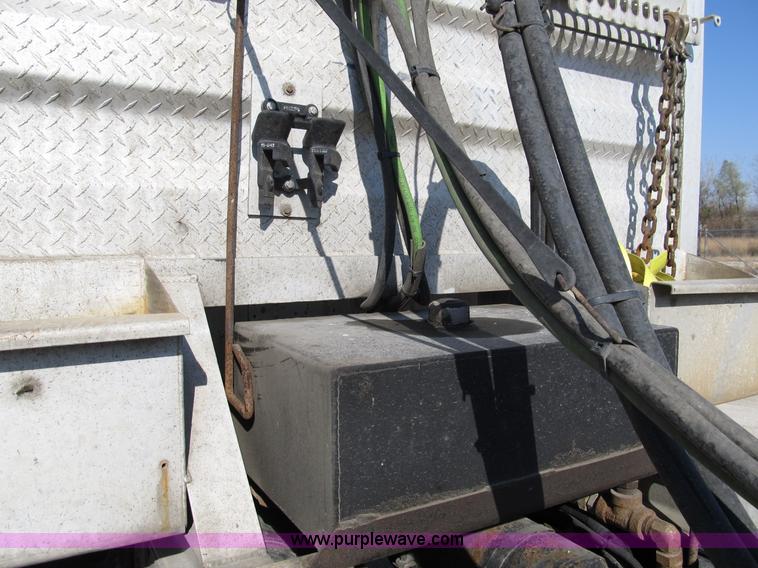 image for item B5025 2005 Freightliner Columbia semi truck