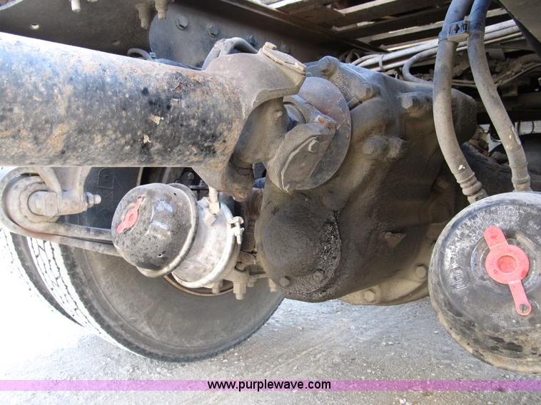 image for item B5025 2005 Freightliner Columbia semi truck