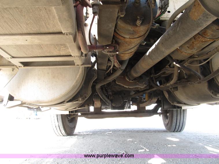 image for item B5025 2005 Freightliner Columbia semi truck