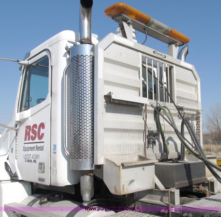 image for item B5025 2005 Freightliner Columbia semi truck