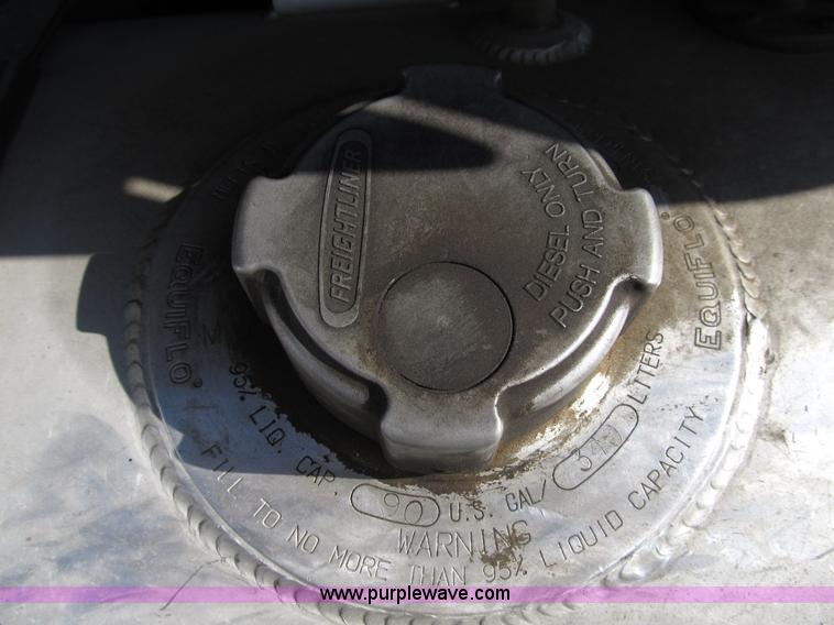 image for item B5025 2005 Freightliner Columbia semi truck