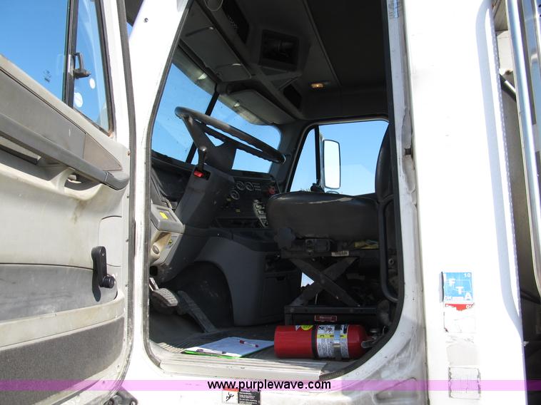 image for item B5025 2005 Freightliner Columbia semi truck