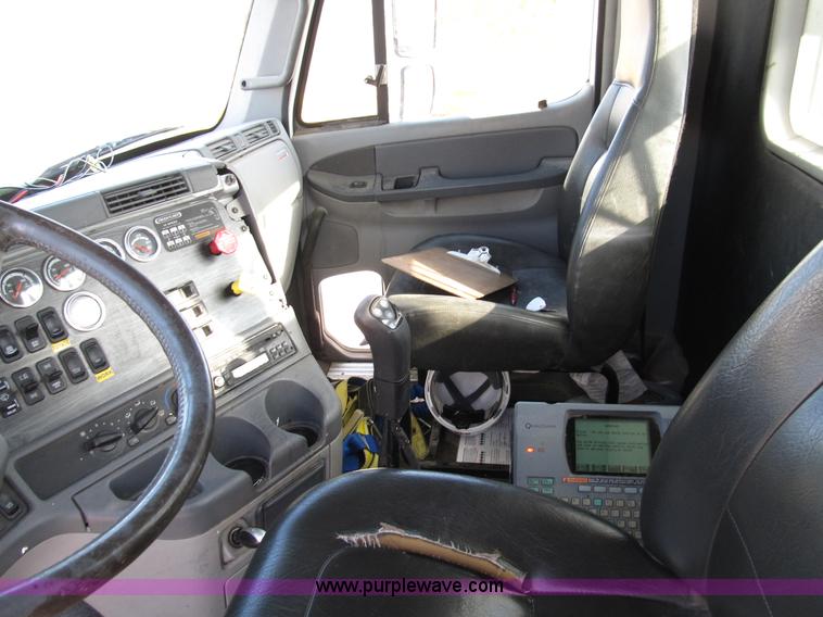 image for item B5025 2005 Freightliner Columbia semi truck